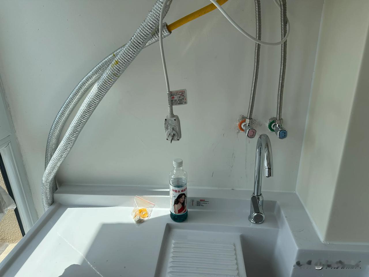 阳台没有贴瓷砖，现在这里洗手容易把水溅上墙，怎么处理比较好，耐用一些