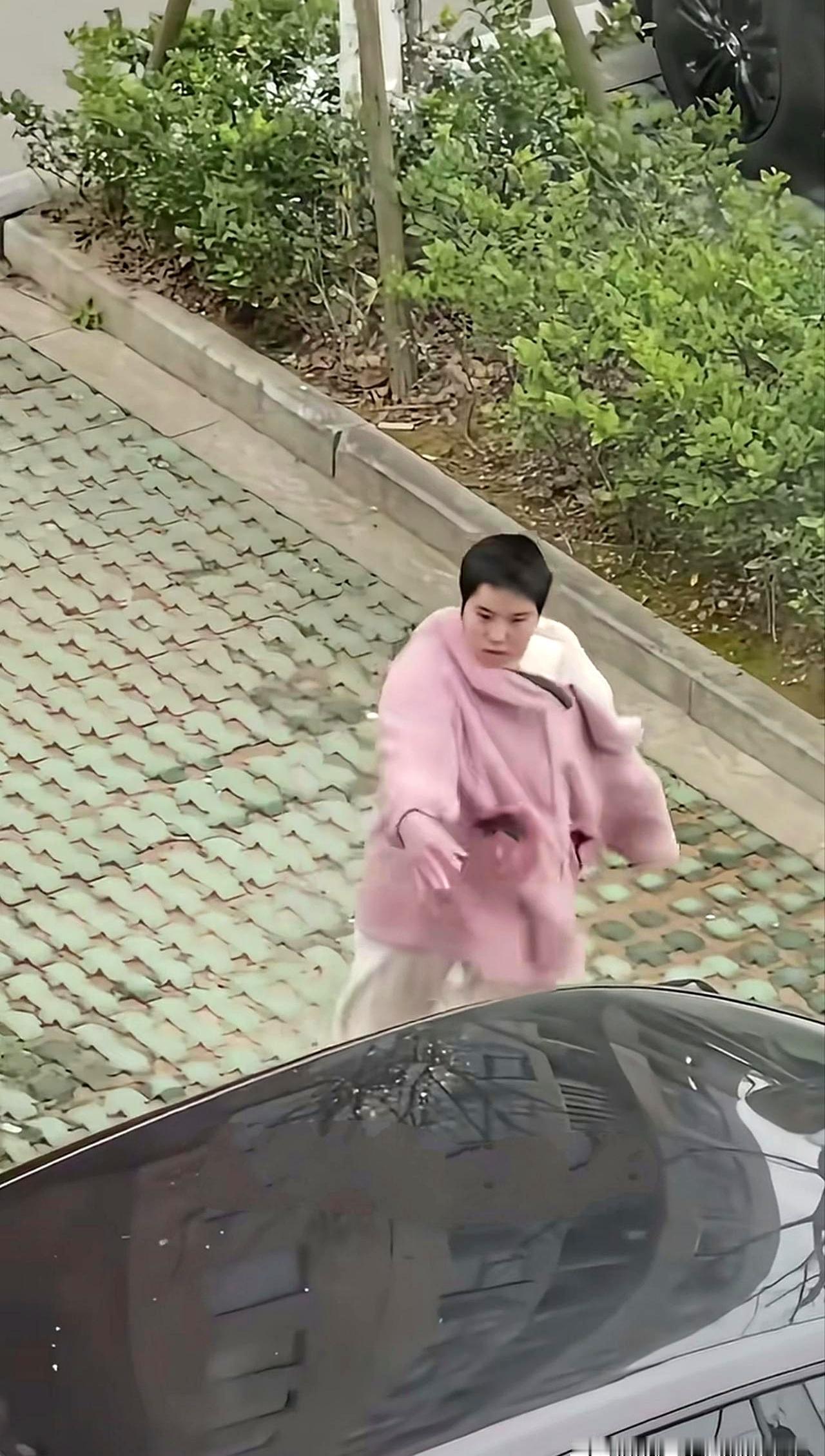 这大过年的，新买的新能源车刚上好牌，停小区里就让人给砸了个稀巴烂，够倒霉吧？
据