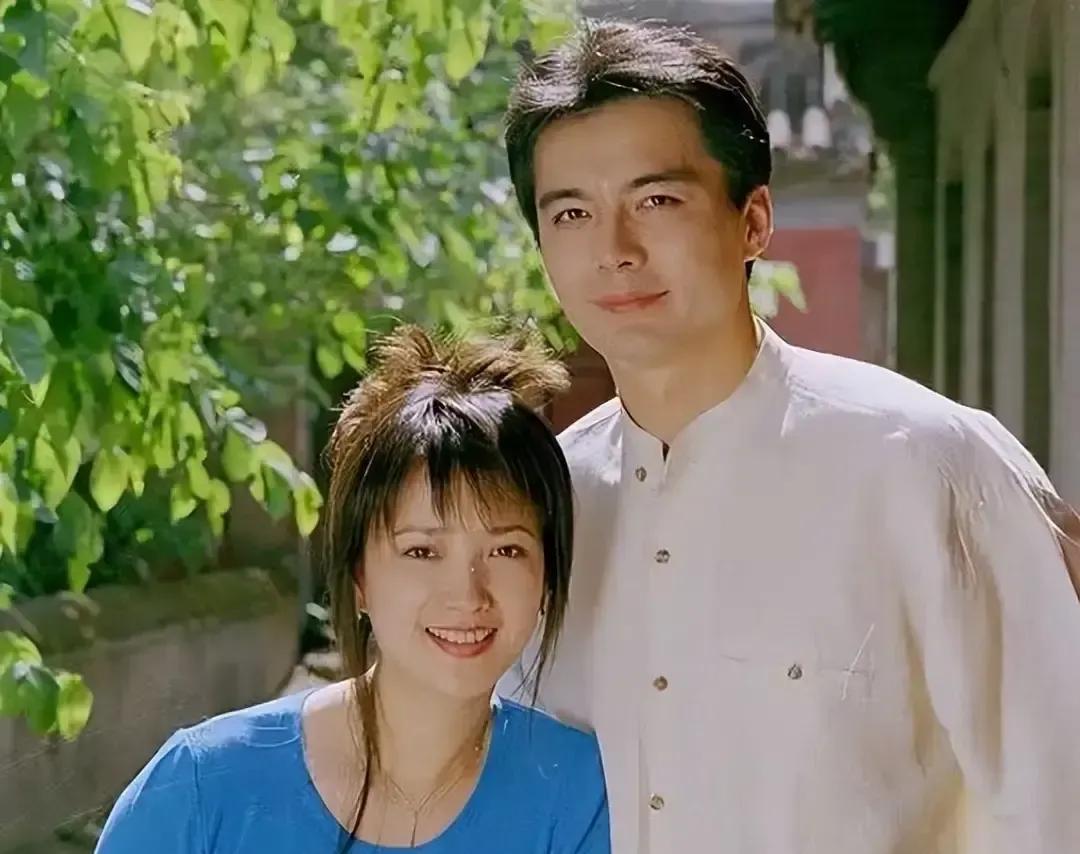 祁同伟在剧里为女人下跪。
许亚军在戏外，为女人结了四次婚。
80年代，他是全国女