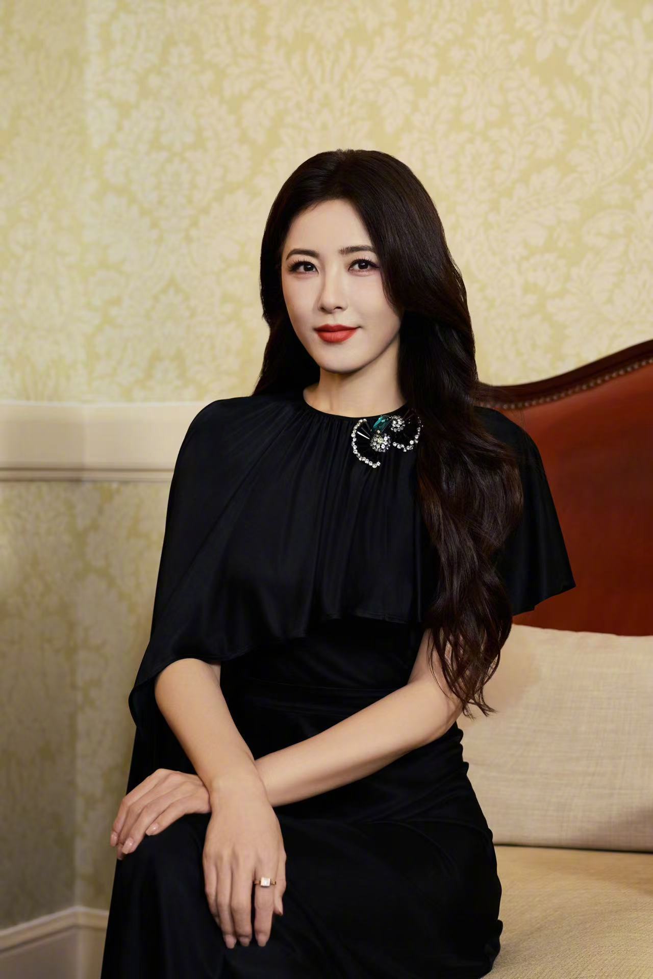  曾黎姐姐这简直是刻在骨子里的优雅！一张出发图的端坐宛如名画，让人想起《沉默的荣