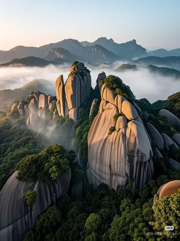 在福建！！！发现了小众仙山！！！美疯了！！！
来日方长，不如说走就走！！
因为白