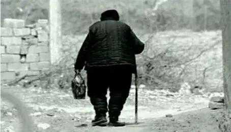 这是我记忆里的奶奶，在我的印象里，奶奶个子不高，脑后梳个纠纠，脚是三寸金莲，常穿