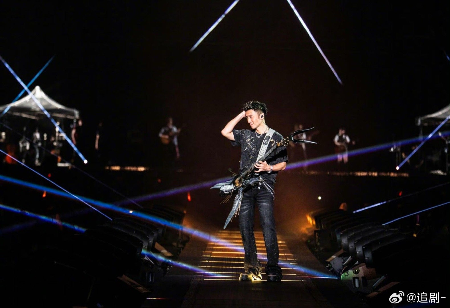 鸟巢迎来了他的吉他主理人 红磡的记忆是序章，鸟巢才是新篇章！他的吉他solo会带