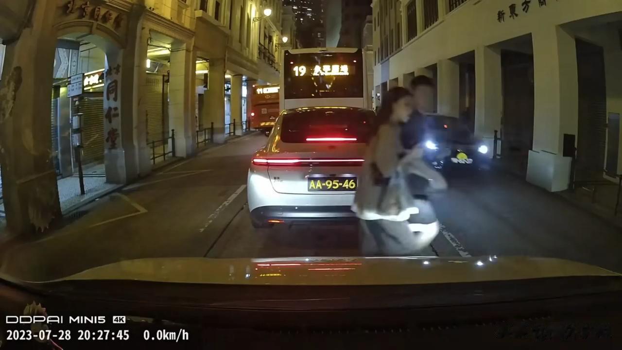 近日，澳门。一对情侣对红灯及川流不息的车流熟视无睹，他俩横穿马路后“嘭”的一声撞