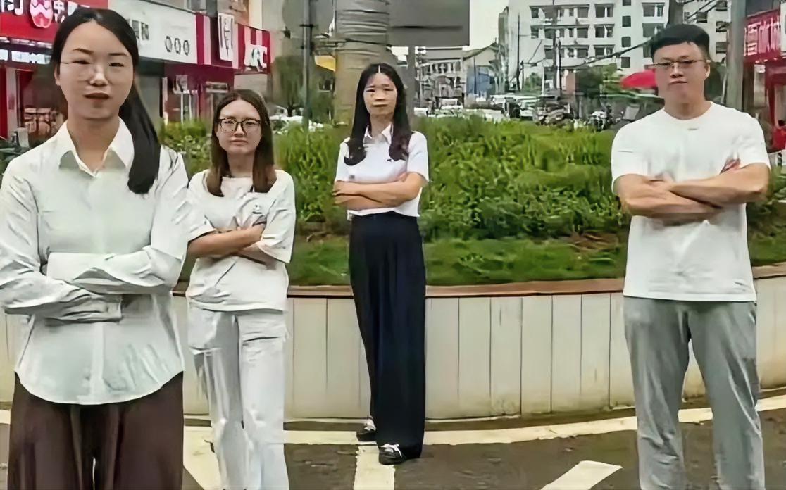 现在男生是不考公务员了吗？三女一男，这位男同学考进乡镇可就太酸爽了。