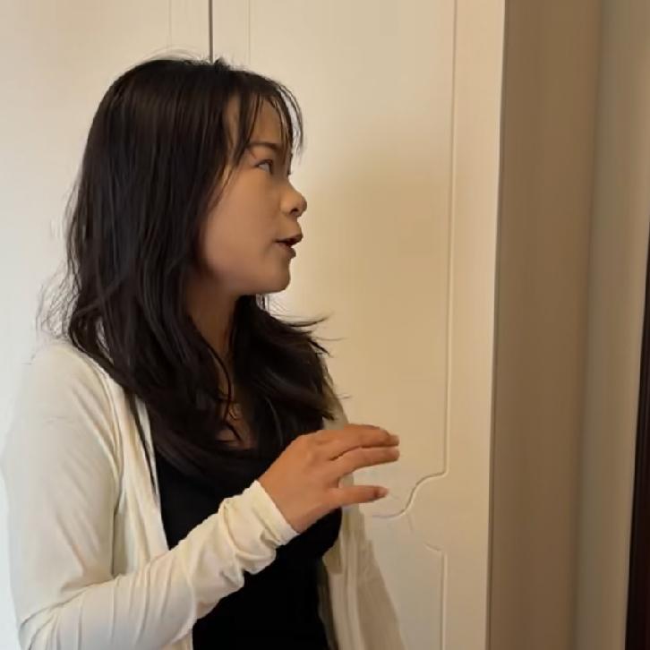 小陈和小梅带着三哥三嫂的孩子在中国看病，现在已经痊愈出院，一家人高高兴兴的去饭店