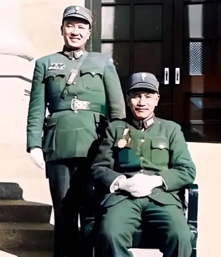 1946年，蒋校长与“小诸葛”白崇禧的合影，镜头中的蒋校长端正而坐，白崇禧满脸堆