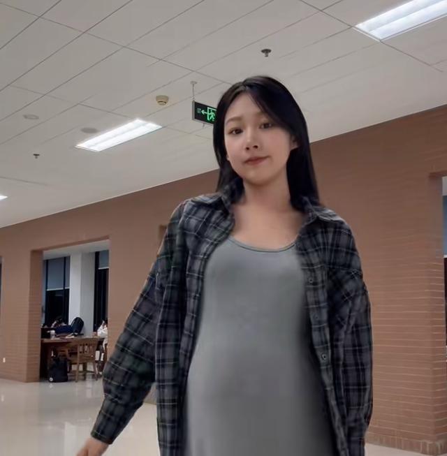 23岁女生边怀孕边在清华读研，真实原因有4个。
1.当下高等教育环境更趋开放包容