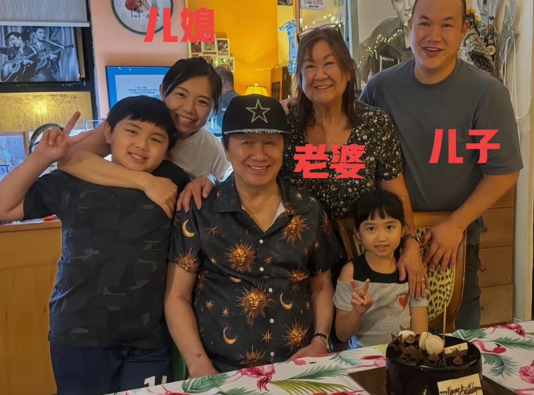 78岁许冠杰和小儿子许怀谷一家庆祝生日，三代同堂，家庭氛围很温馨！他的状态看起来