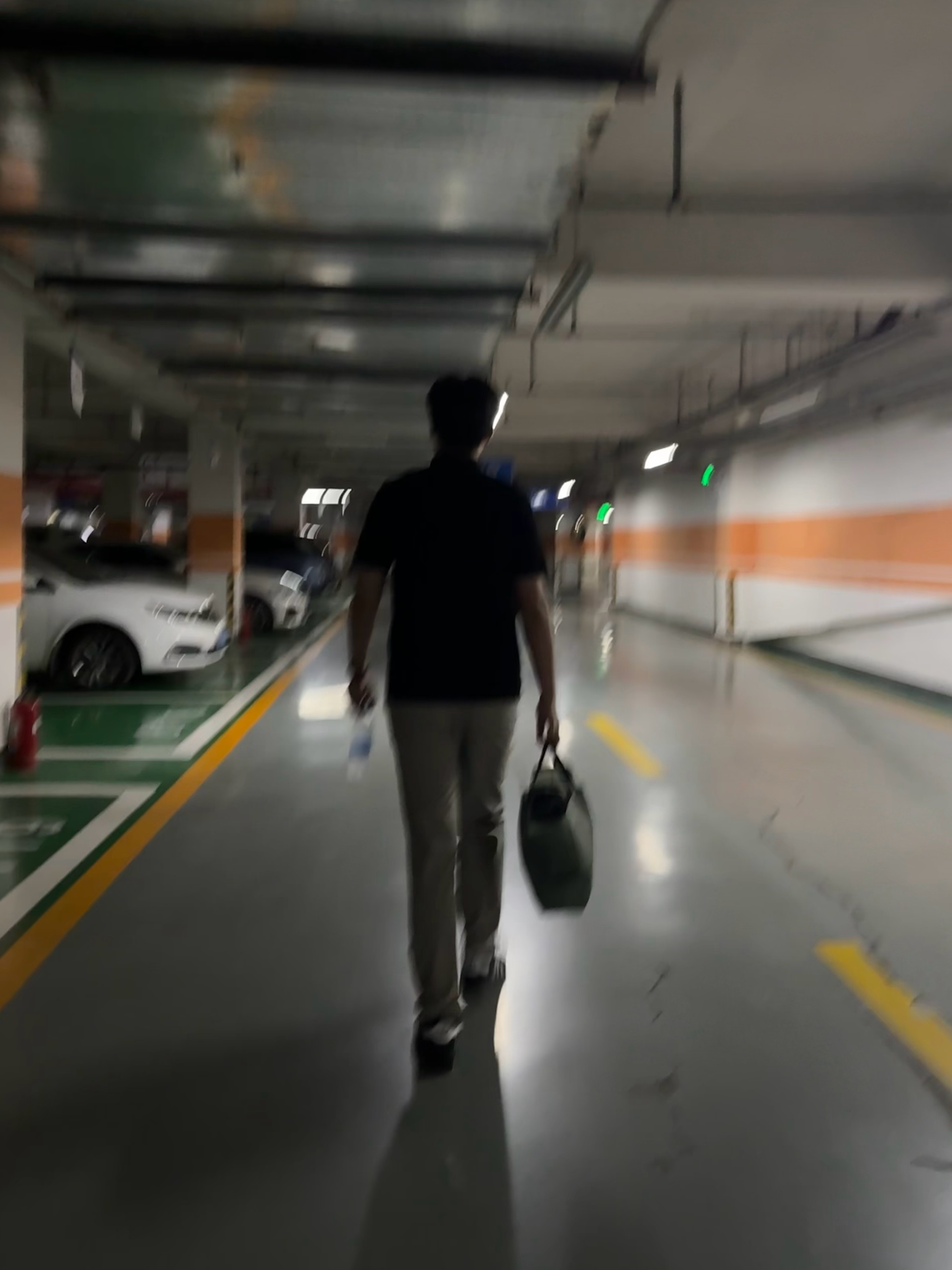 送我老公回家嘴上笑嘻嘻的其实现在正躲在屋里哭呢