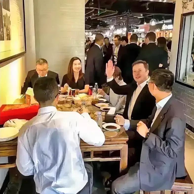 想不到马斯克这么低调！不进五星级酒店，也不喝茅台，身边还没有保镖，就直接在上海吃