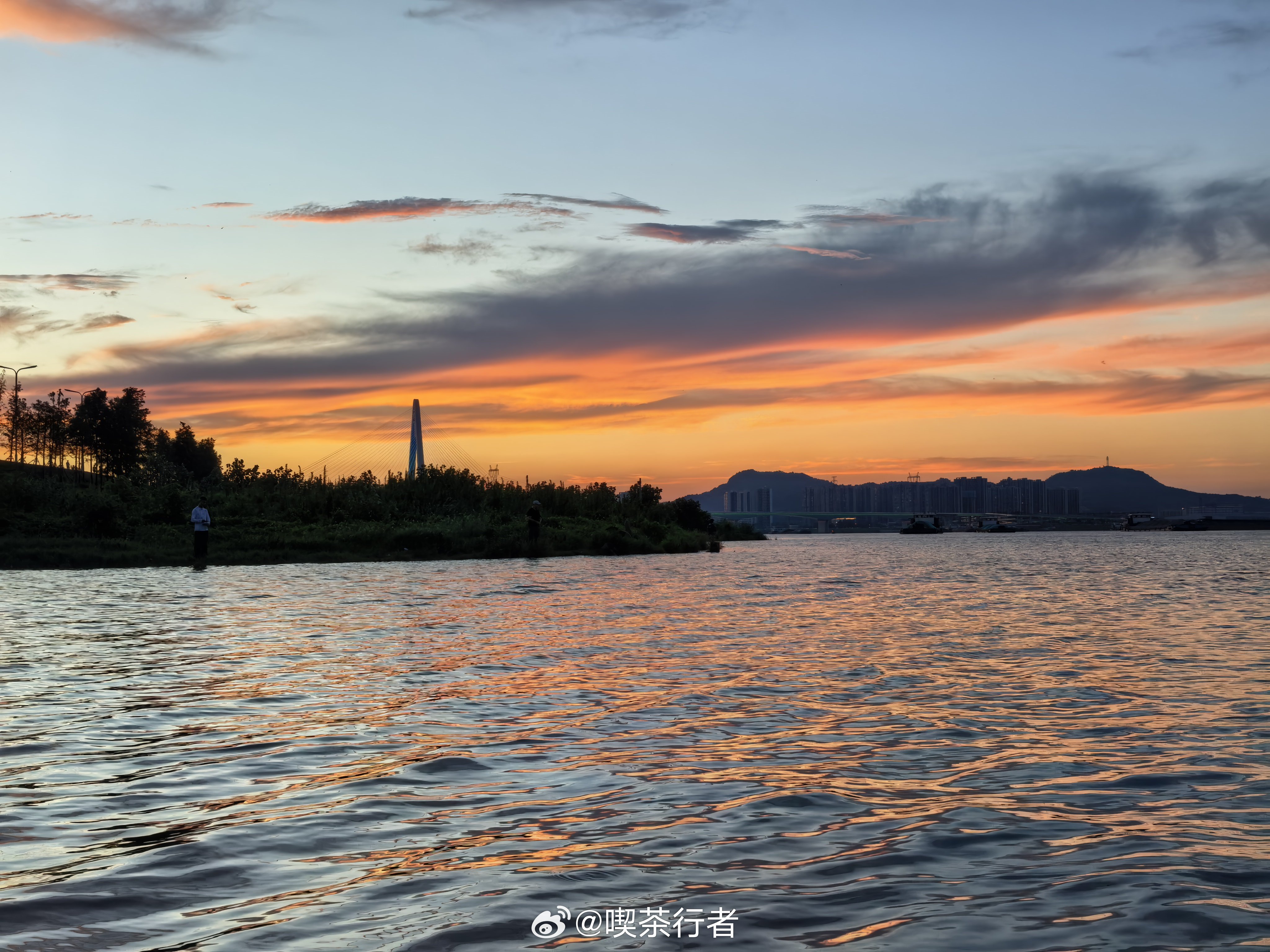 长沙市望城区大泽湖湘江边的晚霞，挺美的。有跑步的，有垂钓的。 