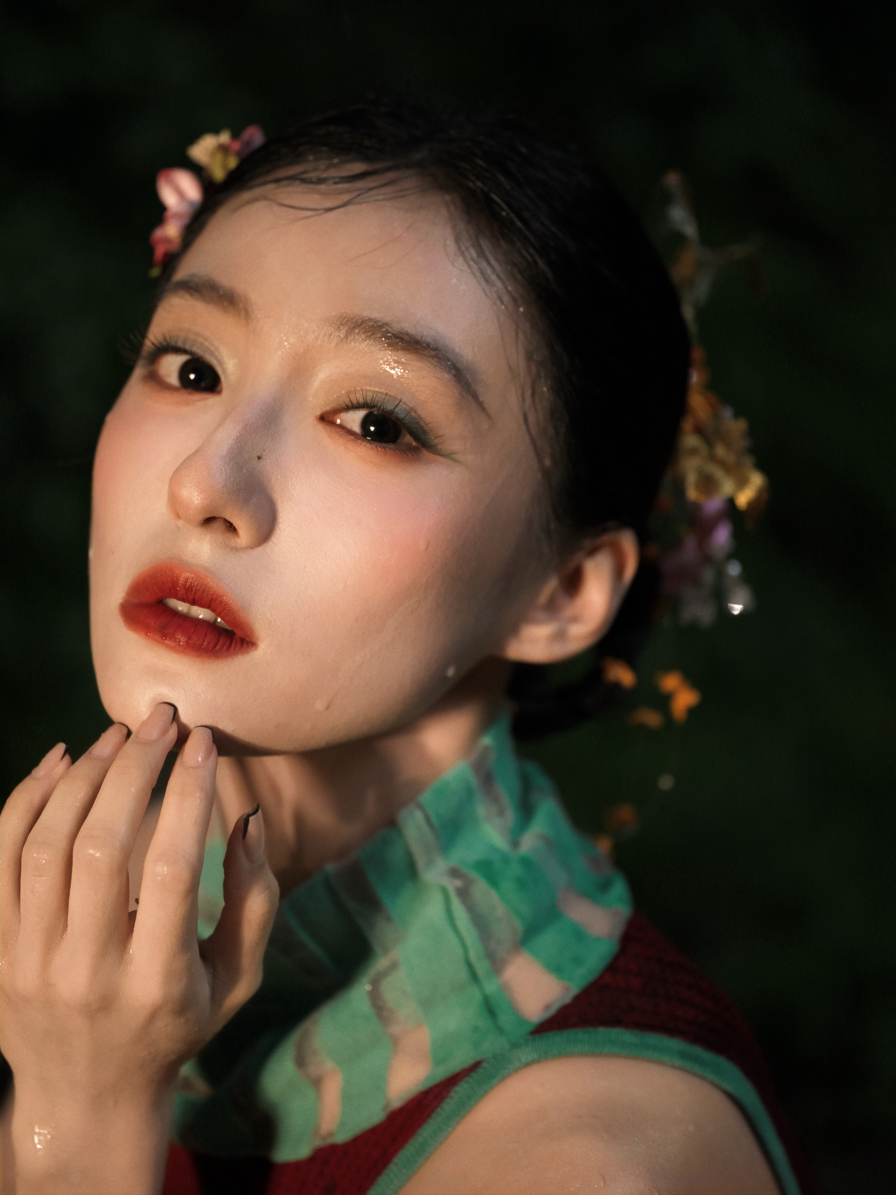 胡连馨湿脸 