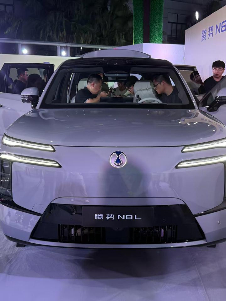 近期，比亚迪旗下的腾势N8L开启预售！预售价格区间为31.98 万 - 34.9