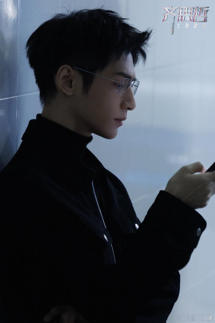 #罗云熙立冬限定工作影记#罗云熙立冬限定工作影记超赞，看剧本专注、候场轻松，反差