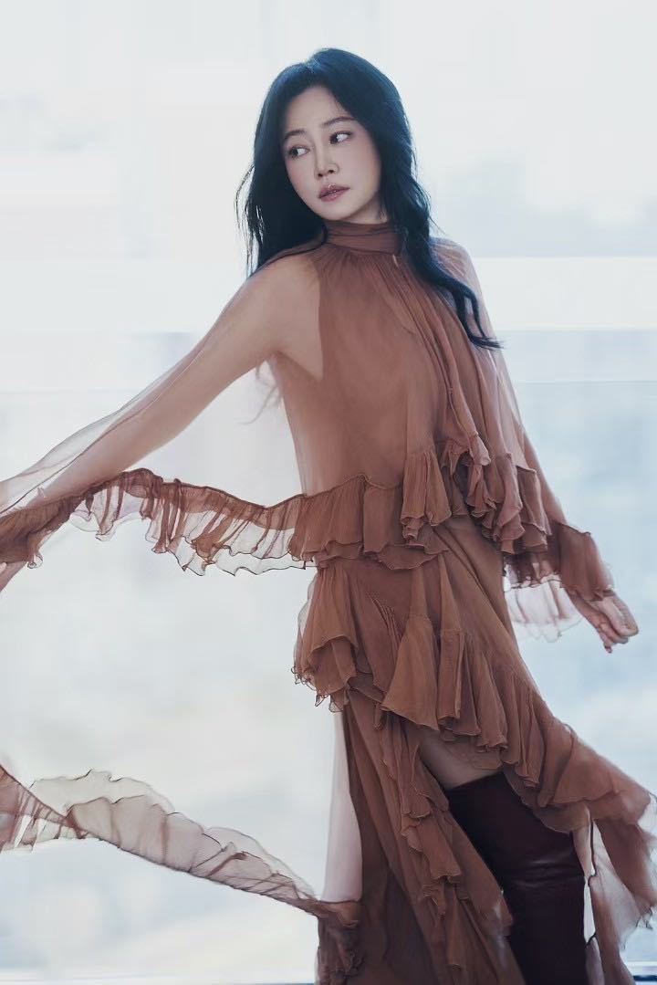 谭卓美拉德透视裙  谭卓和美拉德风也太适配了吧！简约随性，谱写冬日时尚旋律，每一