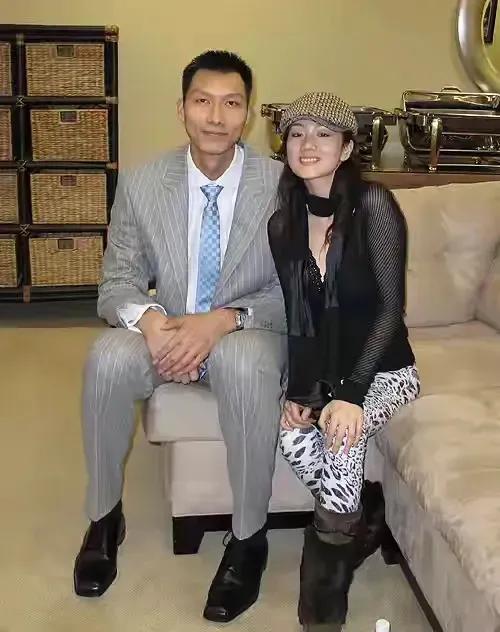 易建联嫖娼事件一经传出，立刻引发了广泛的争议。在这场风波中，有三方可谓是心急如焚