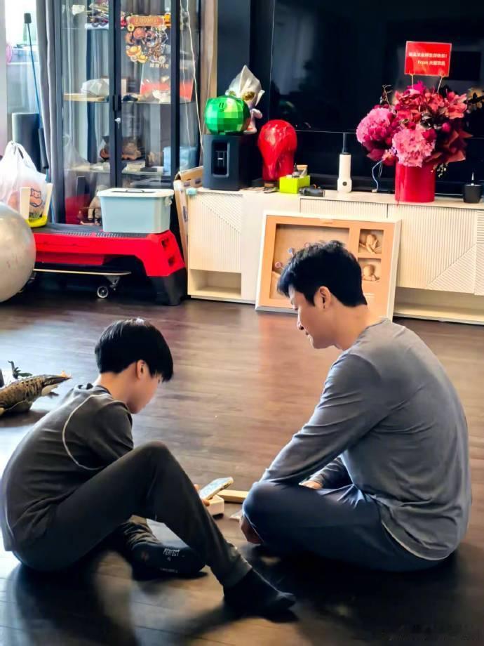 吴京的冲浪🏄♀️速度现在也是一流，手滑点赞的活疼感就超强，现在还发老老实实带娃