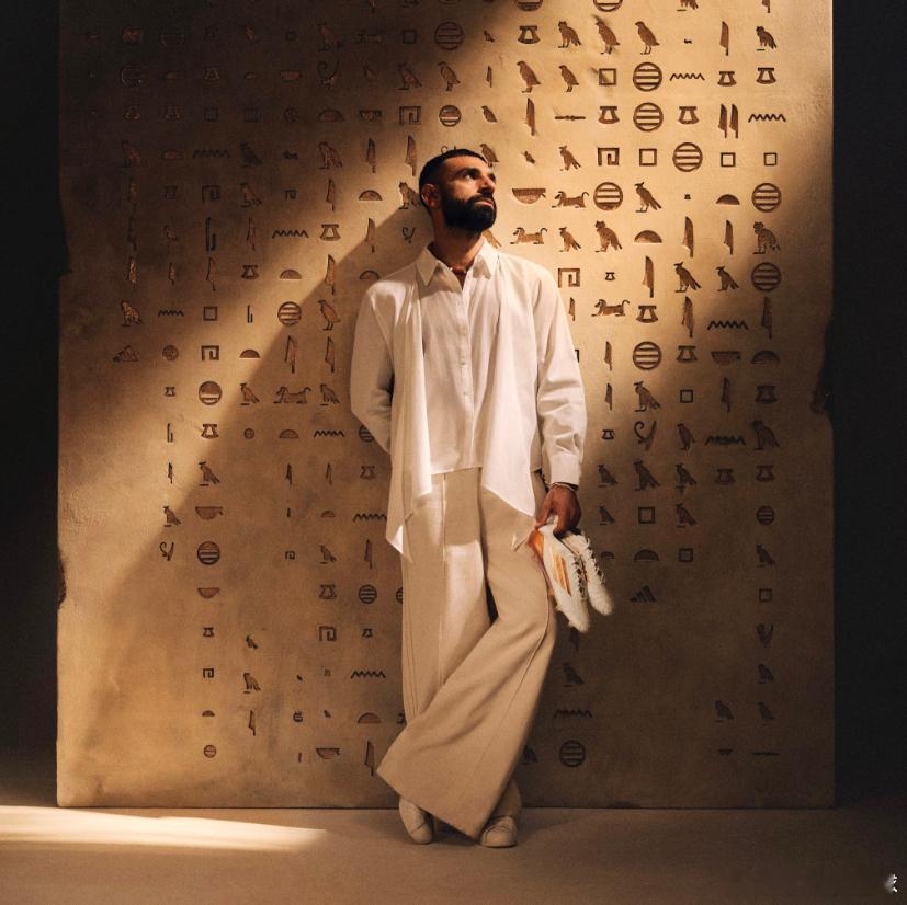 阿迪达斯为埃及球星萨拉赫发布了新款白金配色签名球鞋这款球鞋以萨拉赫代言的F50系