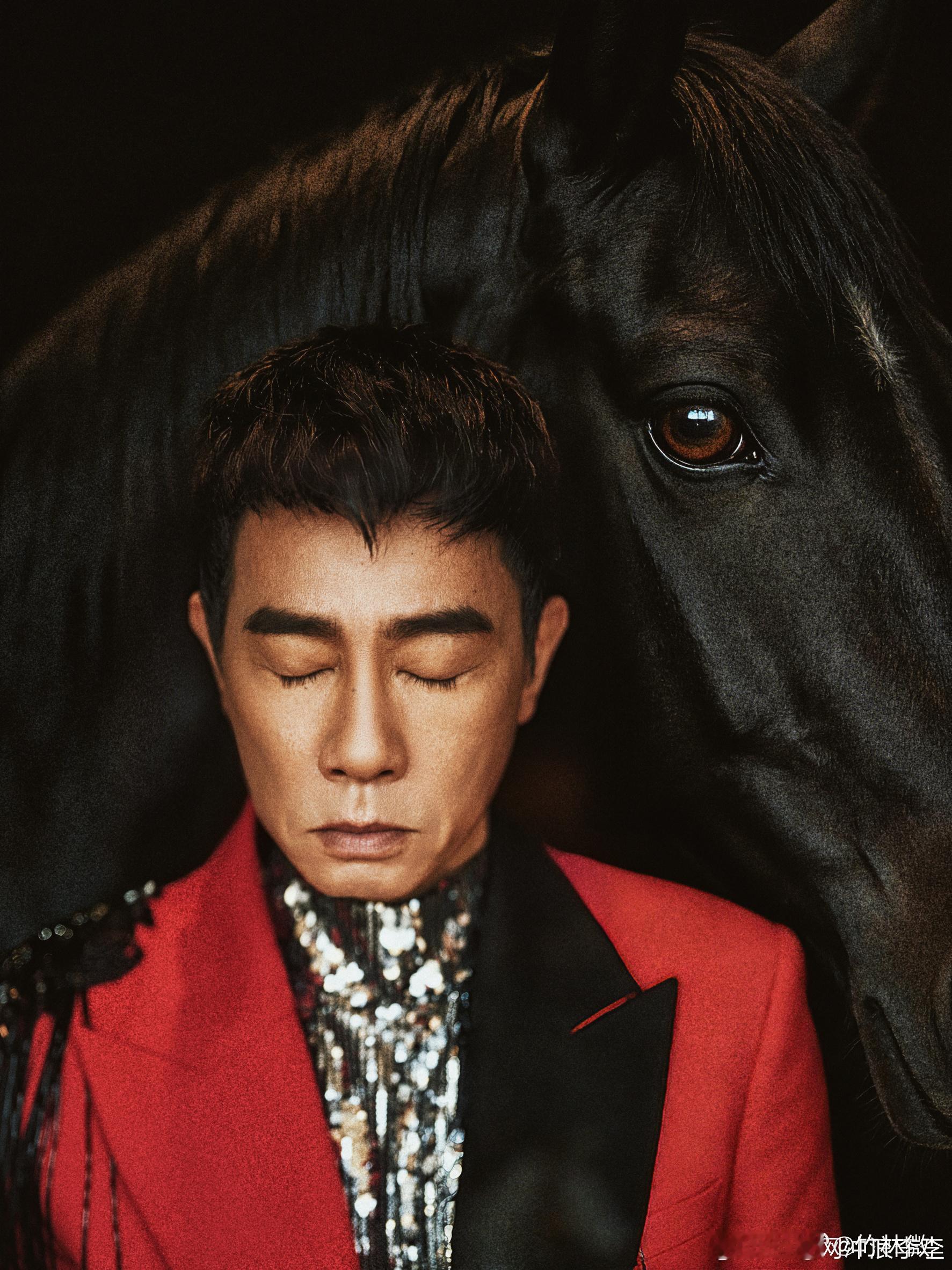 陈小春红衣黑马再登春晚好久不见，二登春晚帅出新高度。这状态完全不输陈小春，太给人