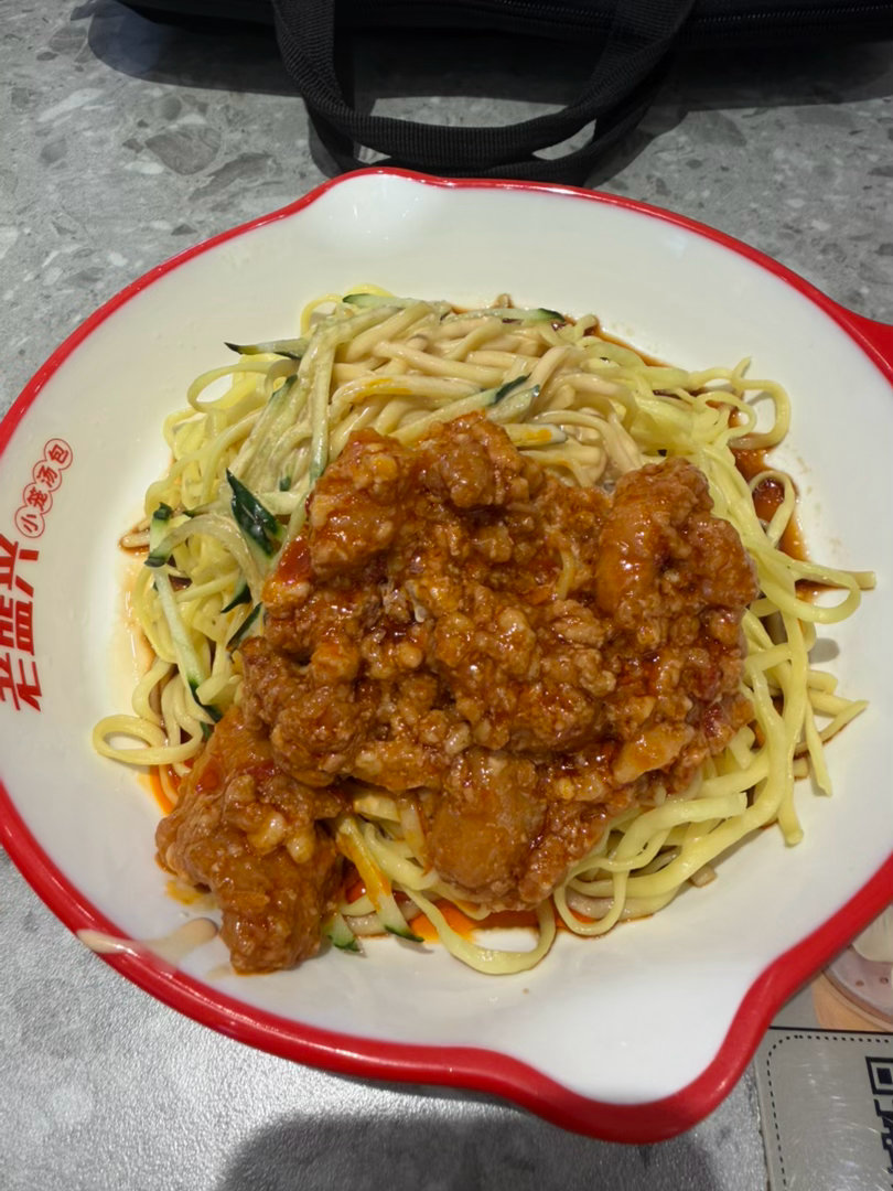 首先肯定是吃冷面，这个是毋庸置疑的。在这个拌肉拌丁和这个肉丝面拌面里面纠结了 3