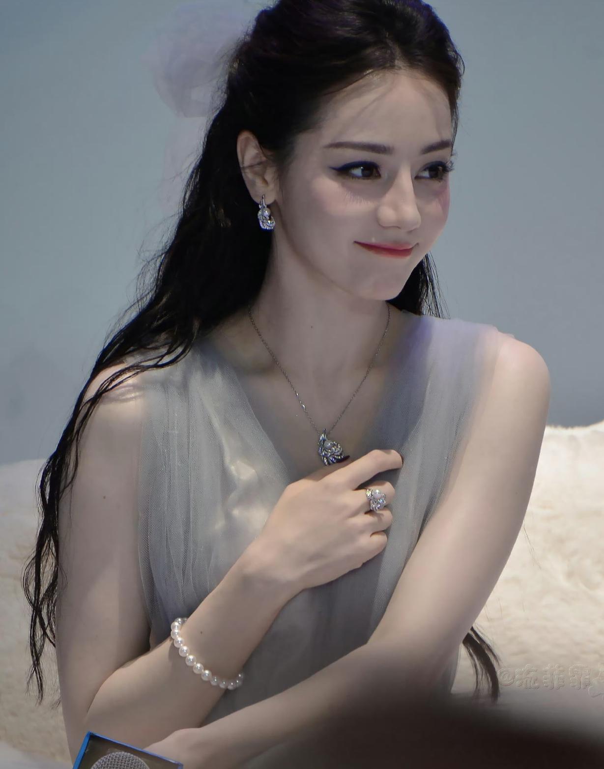 这个角度看热巴也不比刘亦菲丑啊，
怎么她一直没升进一线女星，
很难得的一位身材和