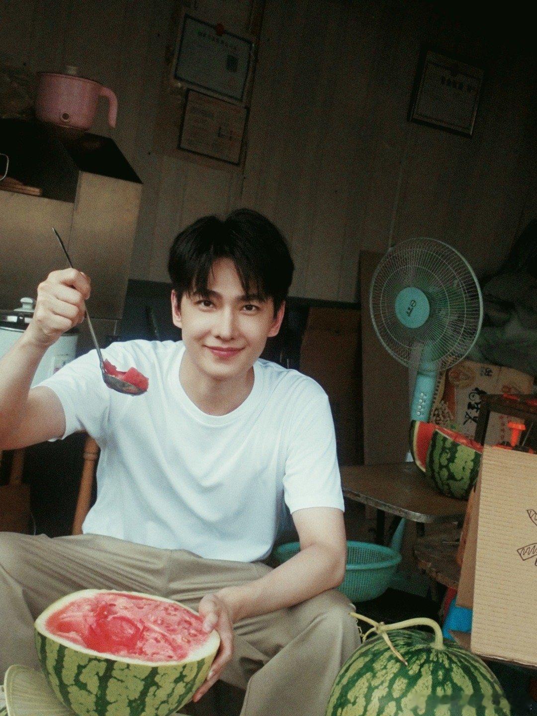 杨洋算不算内娱纯元？感觉还是有很多的老粉 ​​​