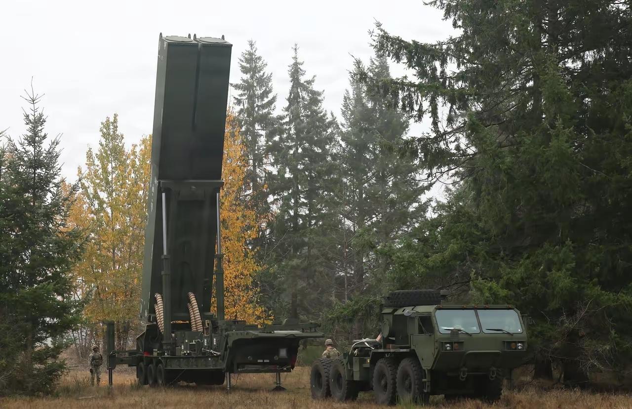 时至今日，美军依然使用这种半挂车拉导弹

美国主要依靠的海基和空基打击能力，所以