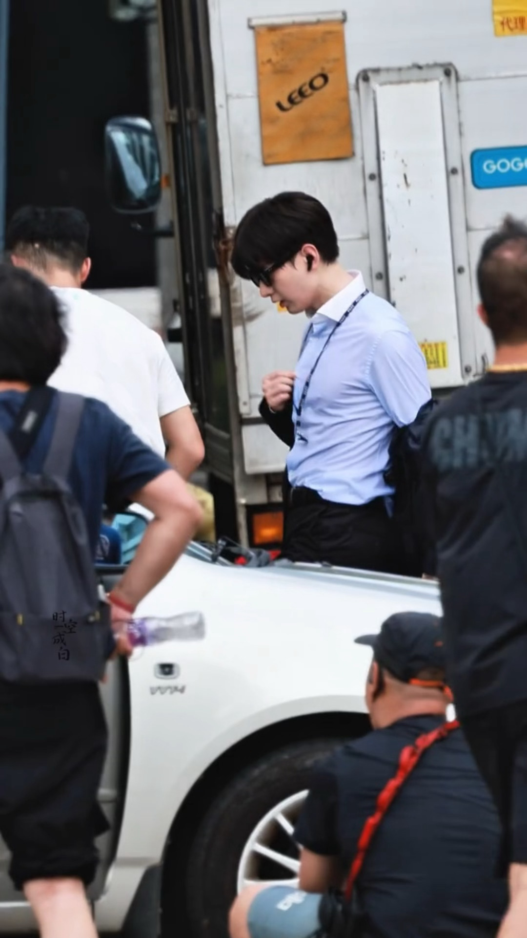 哎哟给我林sir热的…🥵这种要脱不脱的最诱惑人了成毅穿衣服这一下