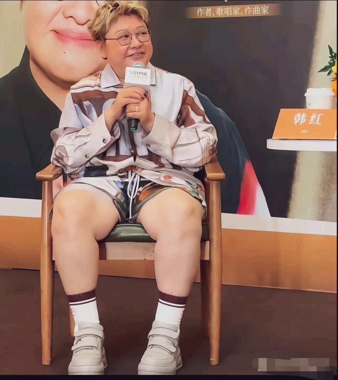 看韩红的坐姿，就知道韩红老师是个大大咧咧的性格！