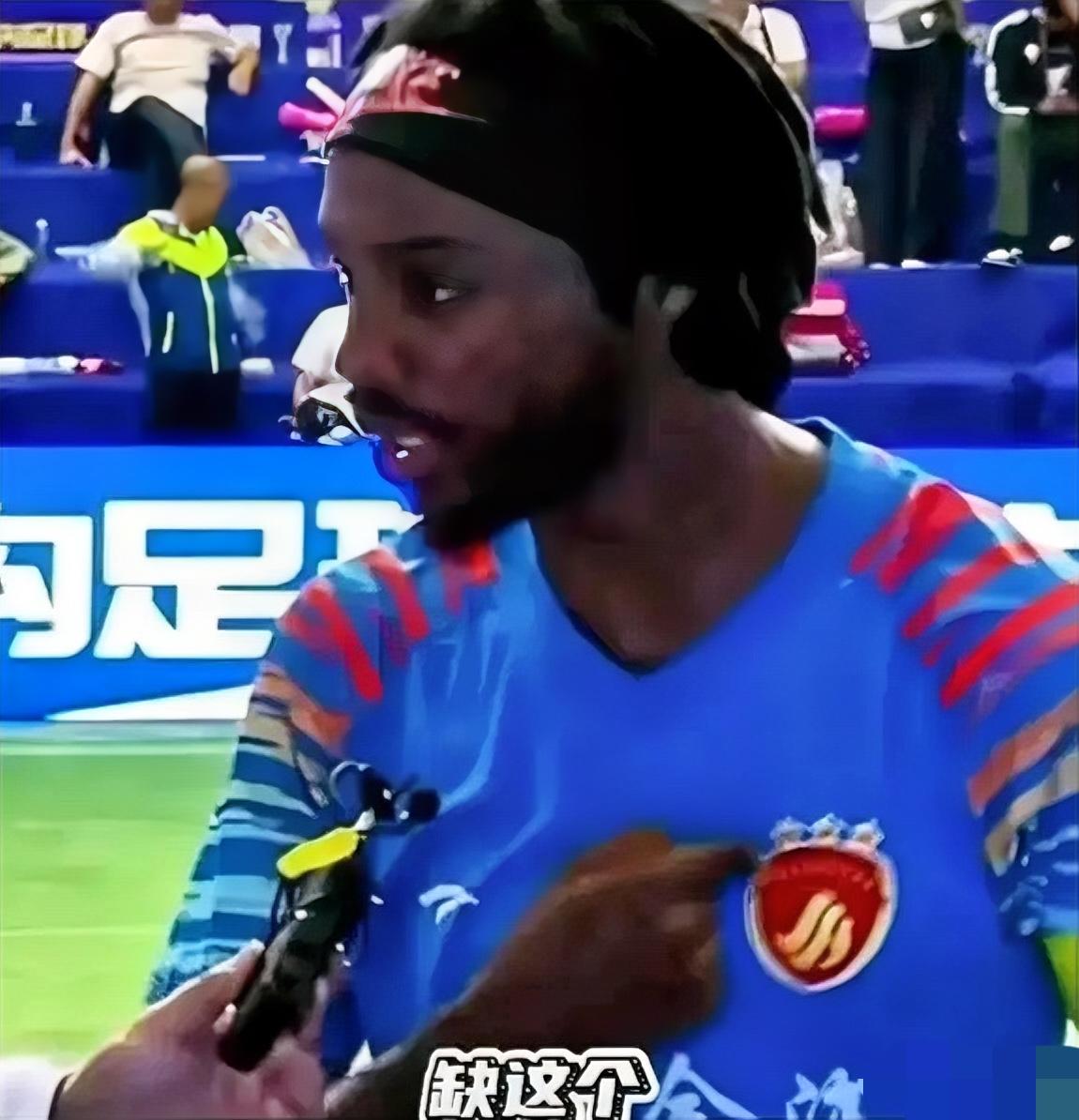 中国足球的毛病，终于被一个外国球员给说透了！有记者问他：“中国足球最缺啥啊？”老
