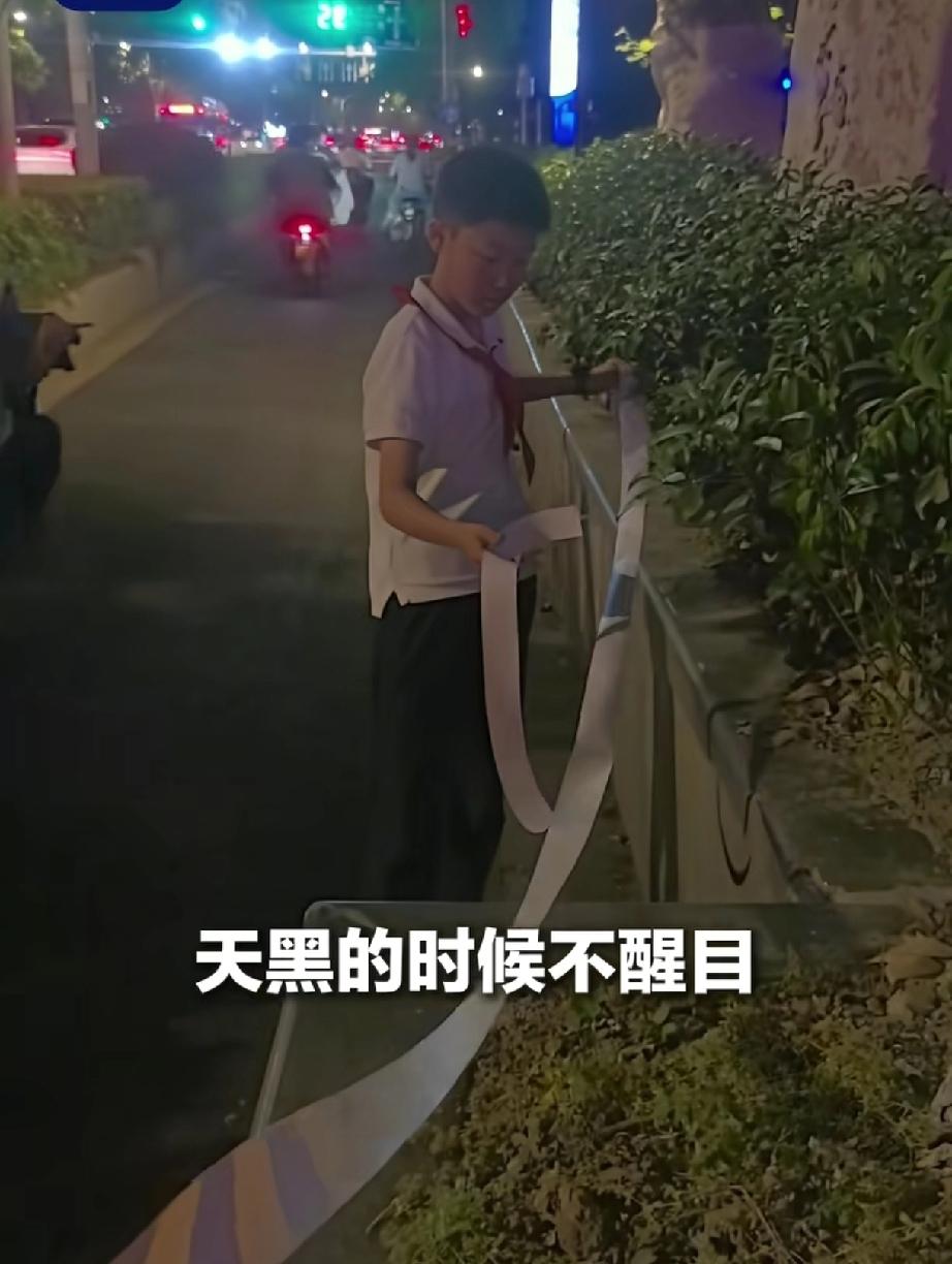 这个小男孩，真的太让人暖心了！
晚上骑车回家，他发现路边的石墩黑乎乎的，晚上很容