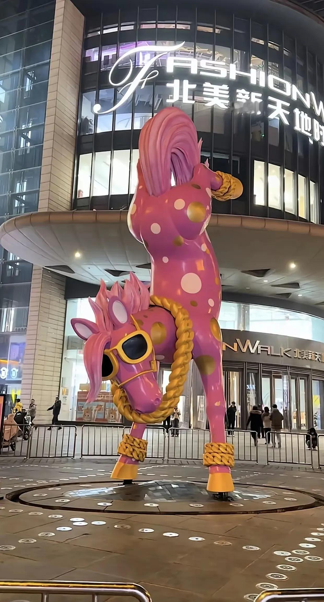 太原倒立马 连夜被拆除。
​
​
​这个倒立的马，很难让人和马到成功联系到一起，