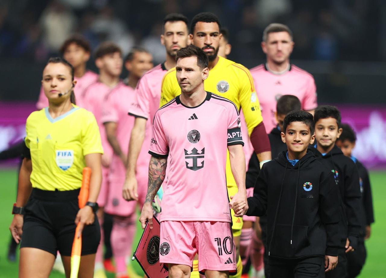 让人头痛的友谊赛？[what]总感觉梅西哪里不对劲似的，难道是裤子穿错了吗？[笑