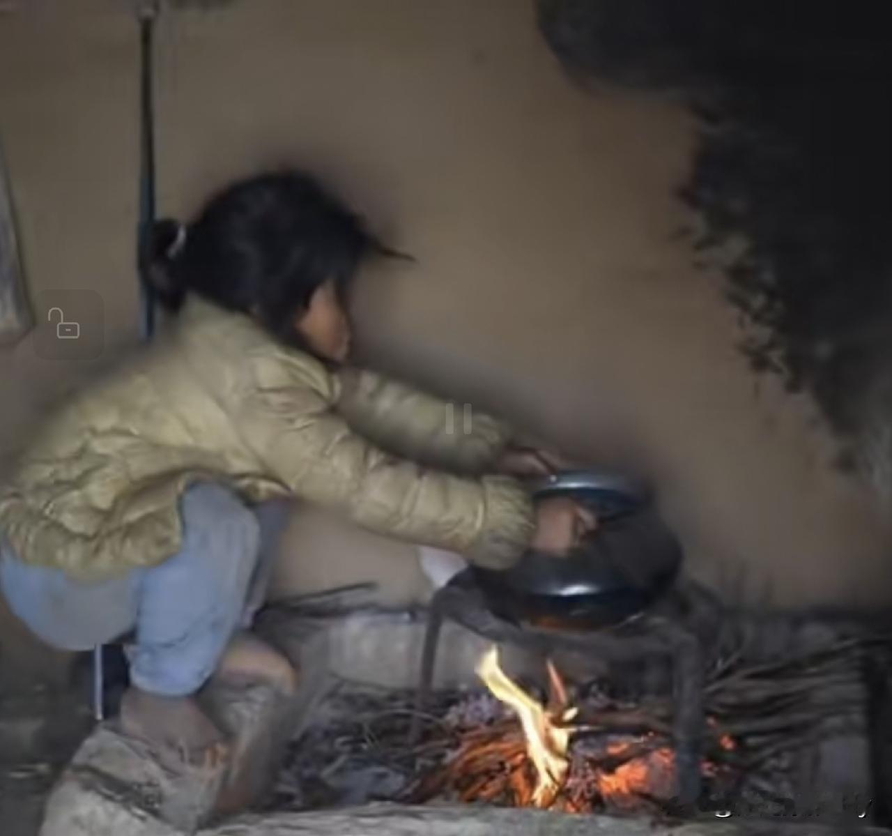 翠花专宠小幺，可怜的三妹只想挨近翠花一点，被翠花狠狠推开。翠花对三妹的态度，曾引