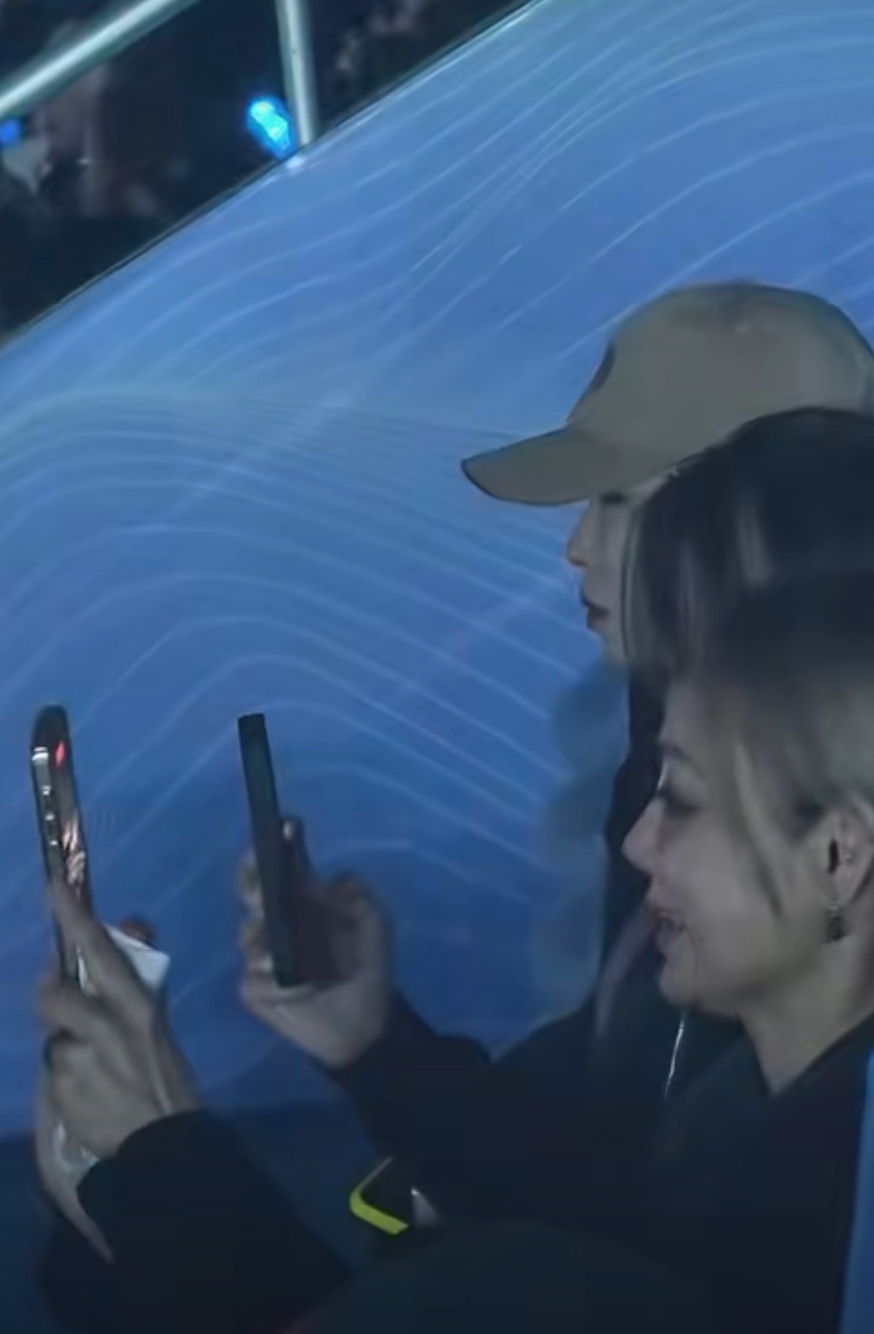 静姐现身观众席，张杰鸟巢又多了一位“神级”嘉宾。宁静真的来张杰演唱会了张杰宁静演