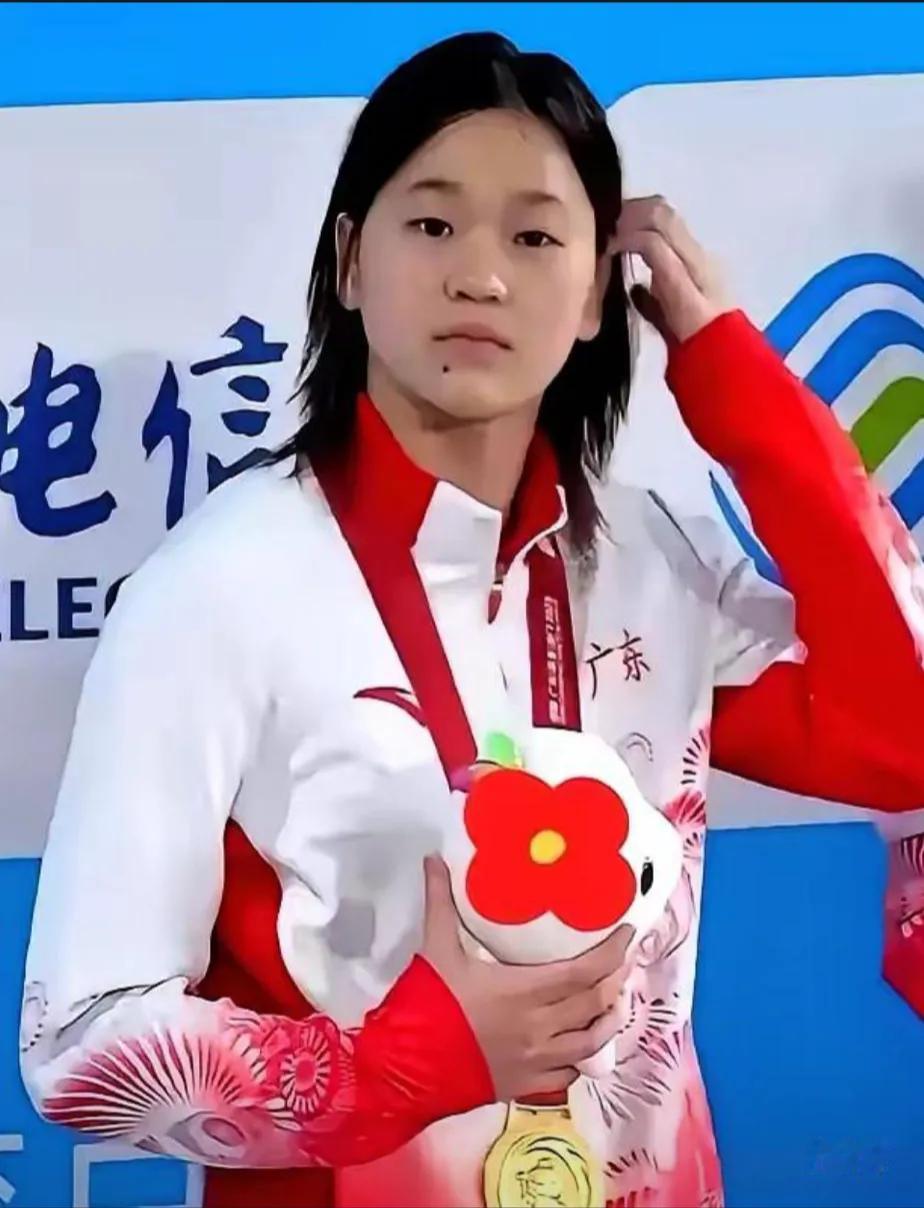 善良全红婵，爱心全红婵。
全运会上，婵宝仍然接受了粉丝们开启的“娃娃雨”模式，她