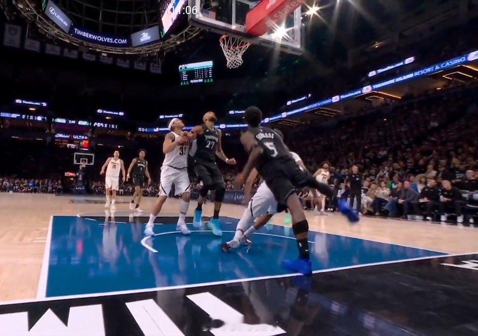 爱德华兹受伤爱德华兹左腿膝盖反关节严重扭伤，看落地瞬间左腿的弯曲程度就知道有多疼