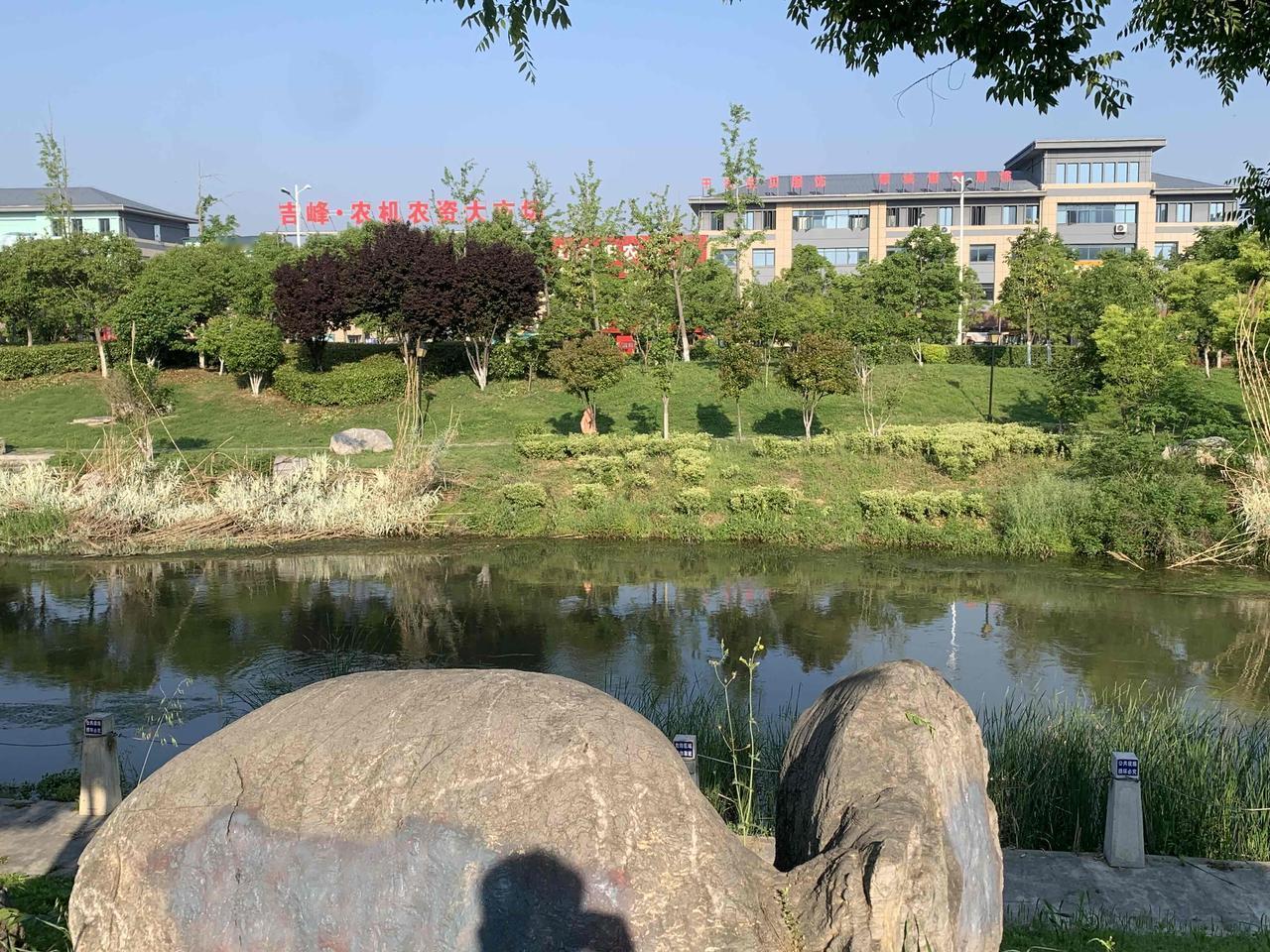 讨好一个不喜欢自己的人，难道不是一种的愚蠢吗？
追求一个不喜欢自己的人，难道不是
