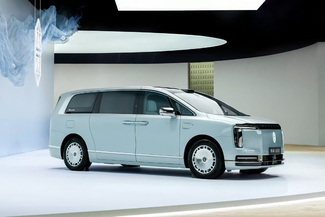 过去的百万级MPV，本质上更多是“豪华品牌把一台MPV卖贵了”。在尊界V800之