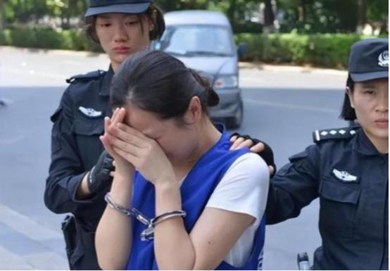 “她逼我们脱光衣服，还把筷子插入我们的私处。”2008年，安徽某大学一个宿舍女学