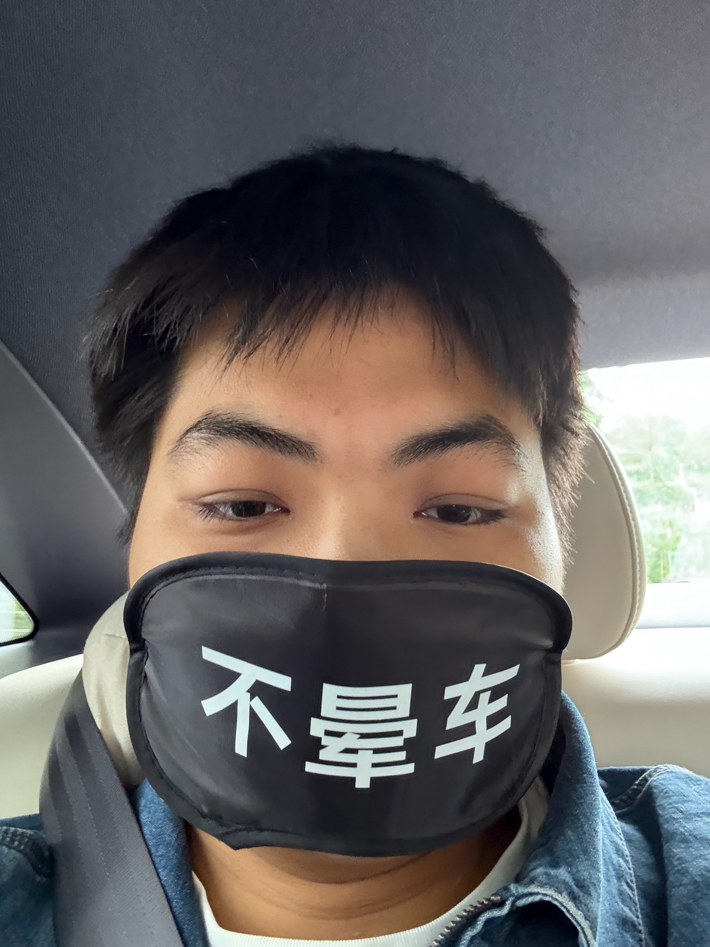 今天体验了日产 N6，看我口罩这三个大字：不晕车！日产N6这颜值还挺帅，拍照片这