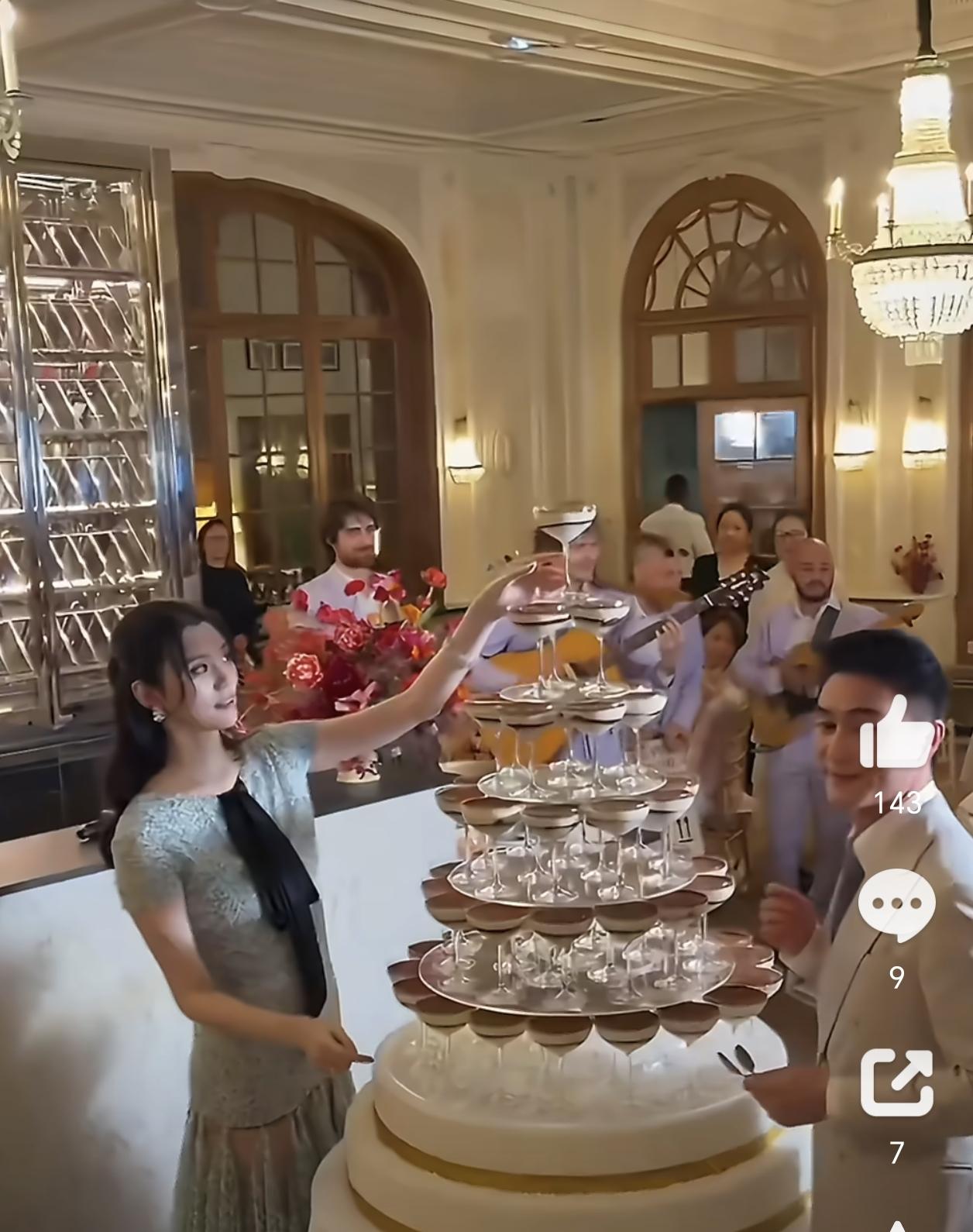 不得不说，
奚梦瑶能嫁入豪门，
靠的绝不是美貌这么简单，还有她的高情商和应变能力