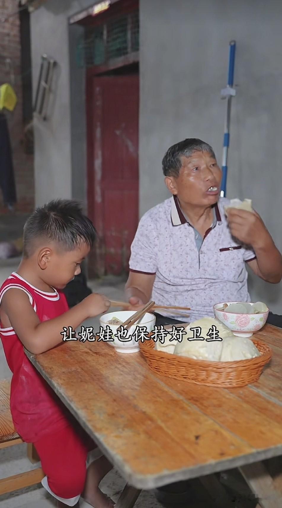 树兰每天忙活到半夜才吃饭，三行肠胃怎么受得了，按照现在天黑的时间，这应该是八点过