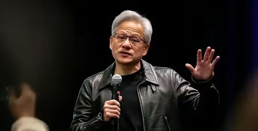 黄仁勋这回是彻底不装了。5月5号美国一场峰会上，他直接放话：中方别想拿到英伟达最