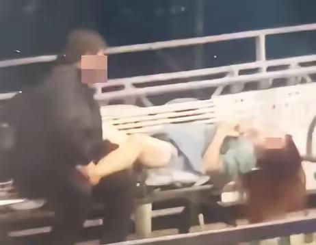 全网哗然！香港六旬男女公共场所肆意妄为，毫无底线当场失态，晚节彻底不保
今天看到