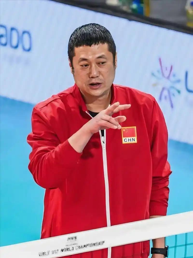 日本女排做梦都想不到！
中国女排教练赵勇叫完暂停直接甩出三记"怪招"，每一招都打