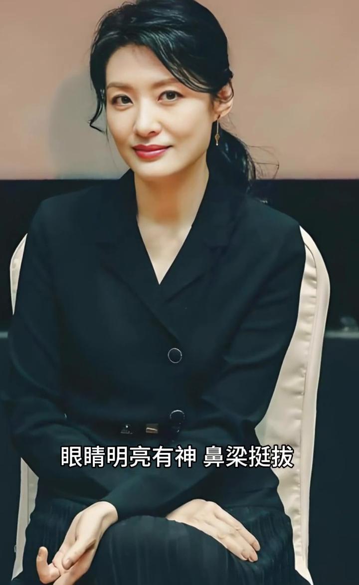 她五官精致耐看，眼睛明亮有神，鼻梁挺拔，皮肤白皙光滑，气质高雅。更难能可贵的是才