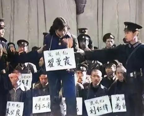 1983年，25岁年轻漂亮的“女流氓”翟曼霞跪在刑场上等待被枪决。行刑前她突然对