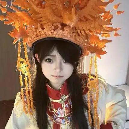 博主“优点点”凭借极高精度的牙齿控力，将普通的胡萝卜转化为微缩版的“黄鹤楼”，展